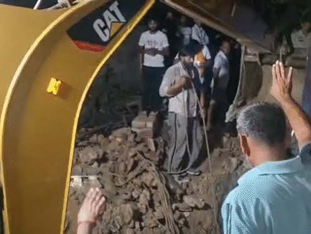 150 साल पुराने कुएं में बछड़ा गिरा, बचाव के दौरान तीन लोगों की मौत 150 साल पुराने कुएं में बछड़ा गिरा, बचाव के दौरान तीन लोगों की मौत