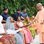 पैसों के अभाव में नहीं रुकेगा इलाज, योगी ने अधिकारियों को दिए सख्त निर्देश