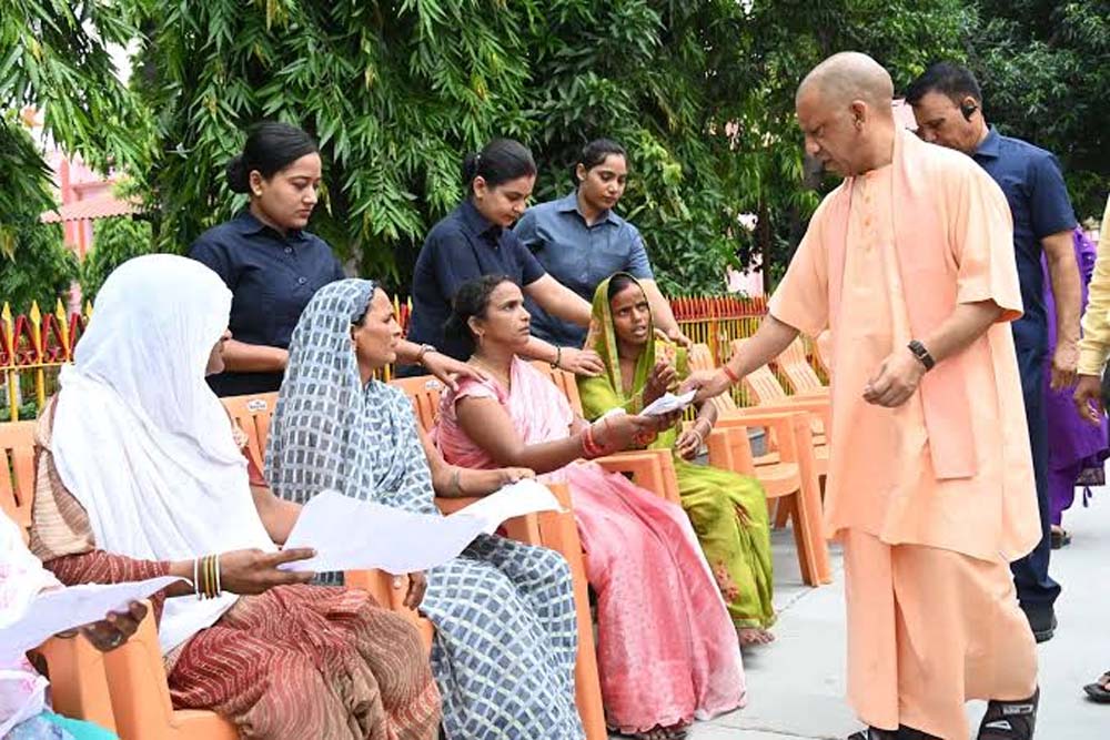 पैसों के अभाव में नहीं रुकेगा इलाज, योगी ने अधिकारियों को दिए सख्त निर्देश पैसों के अभाव में नहीं रुकेगा इलाज, योगी ने अधिकारियों को दिए सख्त निर्देश