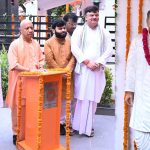 मुख्यमंत्री ने वीर-वीरांगनाओं के परिधानों में सजे बच्चों को दिया उपहार