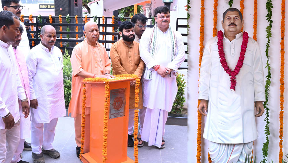 मुख्यमंत्री ने वीर-वीरांगनाओं के परिधानों में सजे बच्चों को दिया उपहार