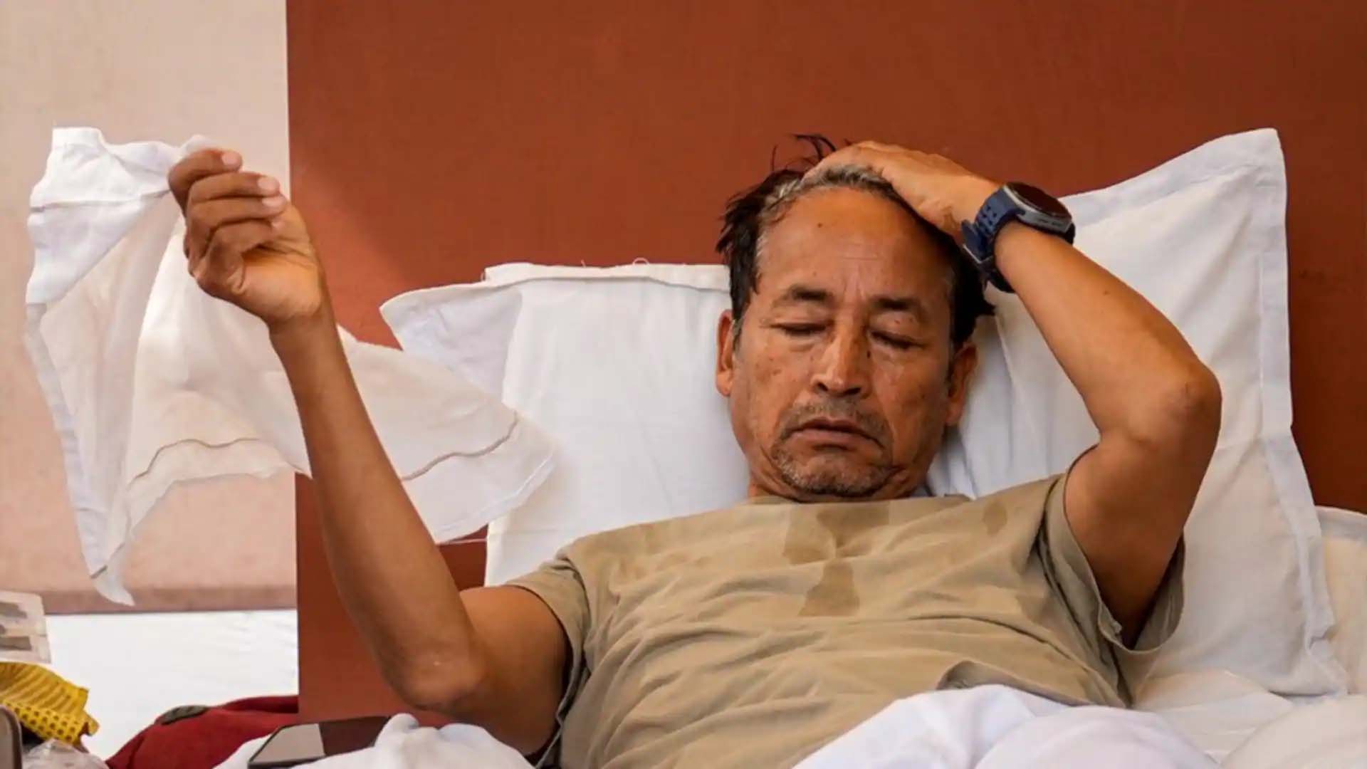 बिगड़ी तबीयत पर हाईकोर्ट सख्त, डॉक्टरों की निगरानी में रहेंगे सोनम वांगचुक बिगड़ी तबीयत पर हाईकोर्ट सख्त, डॉक्टरों की निगरानी में रहेंगे सोनम वांगचुक