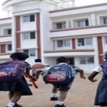 स्कूल यूनिफॉर्म में पारंपरिक टाई हटाने की सलाह, बच्चों की सुरक्षा पर जोर स्कूल यूनिफॉर्म में पारंपरिक टाई हटाने की सलाह, बच्चों की सुरक्षा पर जोर