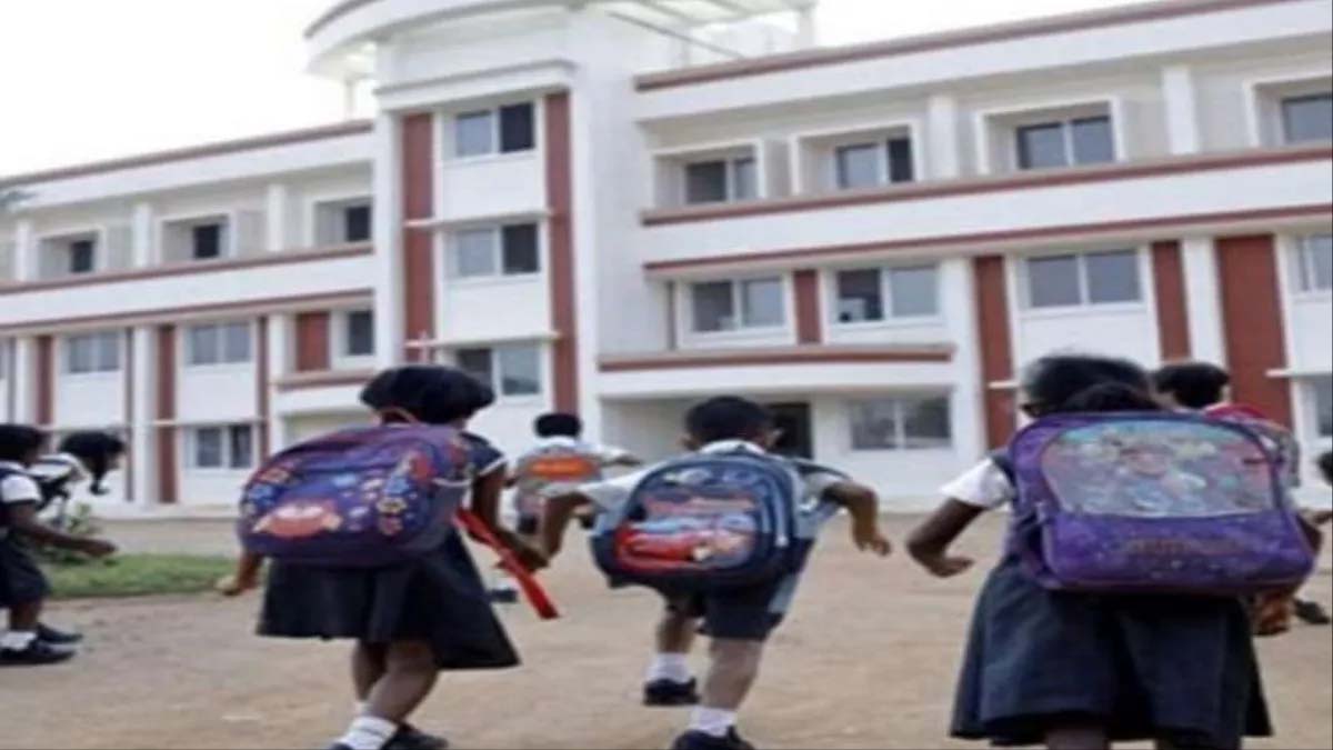 स्कूल यूनिफॉर्म में पारंपरिक टाई हटाने की सलाह, बच्चों की सुरक्षा पर जोर स्कूल यूनिफॉर्म में पारंपरिक टाई हटाने की सलाह, बच्चों की सुरक्षा पर जोर