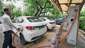 ईंधन संकट से EV की बिक्री को रफ्तार, लेकिन चार्जिंग प्वाइंट की कमी ने बढ़ाई चिंता ईंधन संकट से EV की बिक्री को रफ्तार, लेकिन चार्जिंग प्वाइंट की कमी ने बढ़ाई चिंता