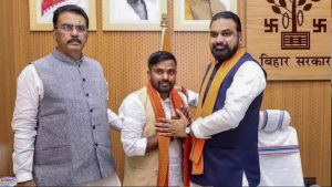 बांकीपुर सीट पर BJP के दो बड़े विवाद, पहले टिकट बदला अब नए उम्मीदवार के बायोडाटा पर सवाल बांकीपुर सीट पर BJP के दो बड़े विवाद, पहले टिकट बदला अब नए उम्मीदवार के बायोडाटा पर सवाल