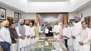 निकाय चुनाव प्रक्रिया पर BJP ने उठाए सवाल, राज्यपाल के दरबार पहुंचा प्रतिनिधिमंडल निकाय चुनाव प्रक्रिया पर BJP ने उठाए सवाल, राज्यपाल के दरबार पहुंचा प्रतिनिधिमंडल
