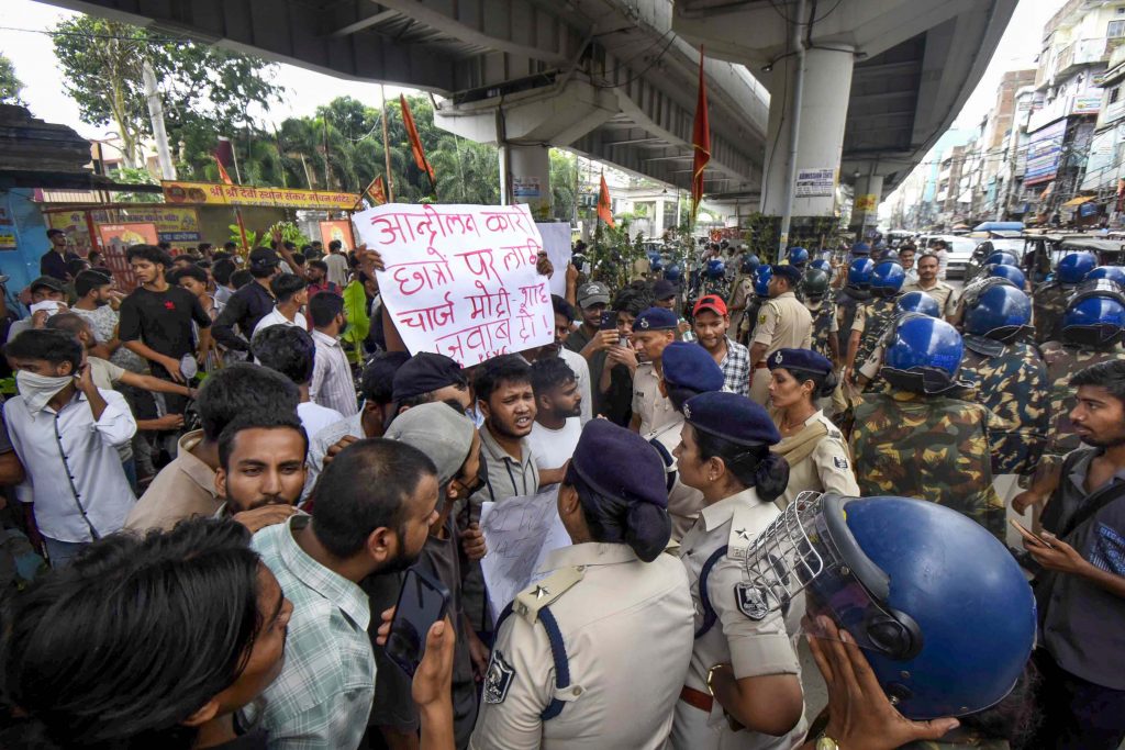 नीट पेपर लीक विरोध में बिहार में बवाल, कई जिलों में हिंसक प्रदर्शन नीट पेपर लीक विरोध में बिहार में बवाल, कई जिलों में हिंसक प्रदर्शन