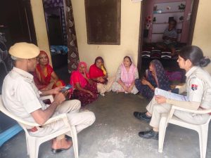 महिला सुरक्षा अभियान में पुलिस ने बुजुर्गों का जीता भरोसा महिला सुरक्षा अभियान में पुलिस ने बुजुर्गों का जीता भरोसा
