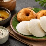 इडली-वड़ा को बनाए होटल जैसा सॉफ्ट और क्रिस्पी, अपनाएं ये किचन ट्रिक इडली-वड़ा को बनाए होटल जैसा सॉफ्ट और क्रिस्पी, अपनाएं ये किचन ट्रिक