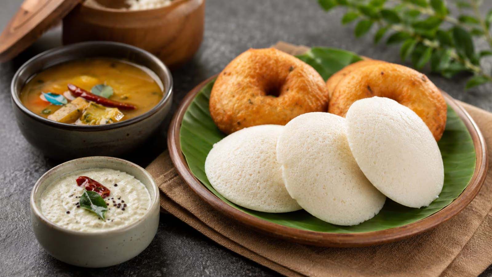 इडली-वड़ा को बनाए होटल जैसा सॉफ्ट और क्रिस्पी, अपनाएं ये किचन ट्रिक इडली-वड़ा को बनाए होटल जैसा सॉफ्ट और क्रिस्पी, अपनाएं ये किचन ट्रिक