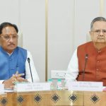विधानसभा में शिष्टाचार भेंट: मुख्यमंत्री विष्णु देव साय ने डॉ. रमन सिंह को पुष्पगुच्छ भेंट कर दी शुभकामनाएं