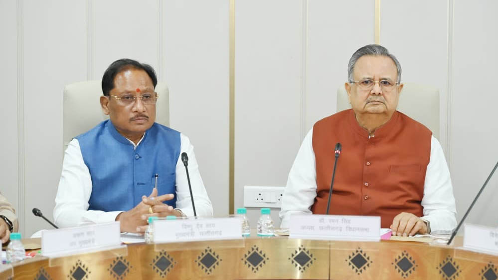 विधानसभा में शिष्टाचार भेंट: मुख्यमंत्री विष्णु देव साय ने डॉ. रमन सिंह को पुष्पगुच्छ भेंट कर दी शुभकामनाएं