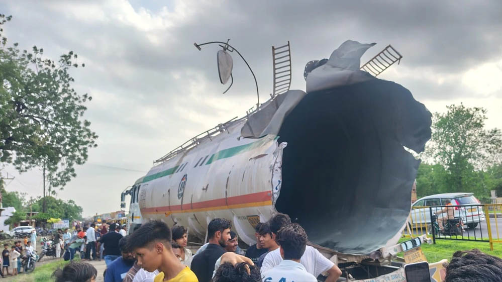 मध्य प्रदेश के खरगोन में बड़ा हादसा: टैंकर धमाके से दहला इलाका, आसपास के घरों के दरवाजे तक टूटे मध्य प्रदेश के खरगोन में बड़ा हादसा: टैंकर धमाके से दहला इलाका, आसपास के घरों के दरवाजे तक टूटे