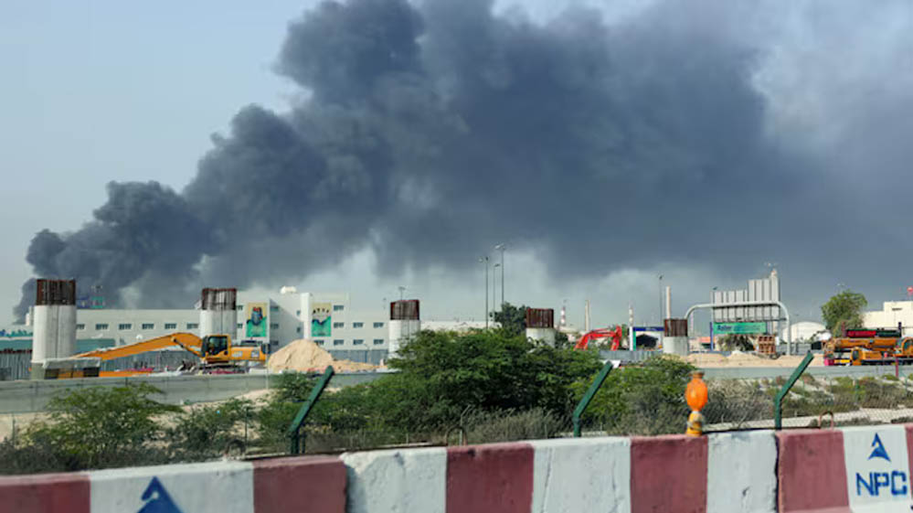 Iran Explosion: बंदर अब्बास और केश्म में धमाकों से मचा हड़कंप, तेल-गैस के दाम चढ़े, बाजार पर असर Iran Explosion: बंदर अब्बास और केश्म में धमाकों से मचा हड़कंप, तेल-गैस के दाम चढ़े, बाजार पर असर