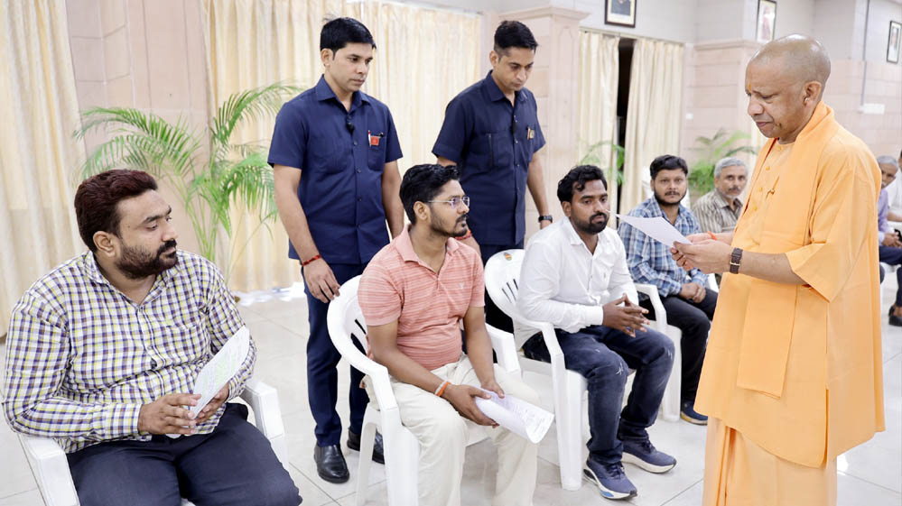 सीएम योगी ने किया ‘जनता दर्शन’, हर पीड़ित की समस्या सुन समाधान के लिए दिए निर्देश सीएम योगी ने किया ‘जनता दर्शन’, हर पीड़ित की समस्या सुन समाधान के लिए दिए निर्देश