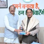 मुख्यमंत्री विष्णु देव साय से मिले हज कमेटी अध्यक्ष मिर्जा एजाज़ बेग, ज़मज़म और खजूर किए भेंट