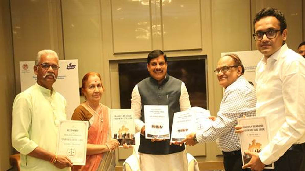 मुख्यमंत्री डॉ. यादव को सौंपा गया समान नागरिक संहिता का तीन खंडों वाला अंतिम प्रतिवेदन
