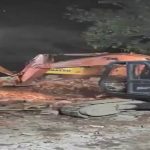 पीतमपुरा में चला बुलडोजर, मेन रोड पर बने अतिक्रमण के साथ मजार भी हटाई गई पीतमपुरा में चला बुलडोजर, मेन रोड पर बने अतिक्रमण के साथ मजार भी हटाई गई