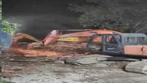पीतमपुरा में चला बुलडोजर, मेन रोड पर बने अतिक्रमण के साथ मजार भी हटाई गई पीतमपुरा में चला बुलडोजर, मेन रोड पर बने अतिक्रमण के साथ मजार भी हटाई गई