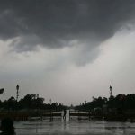 राजधानी दिल्ली में बारिश और तेज हवाओं का दौर, मौसम विभाग ने चेताया आज