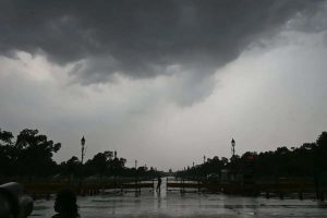राजधानी दिल्ली में बारिश और तेज हवाओं का दौर, मौसम विभाग ने चेताया आज