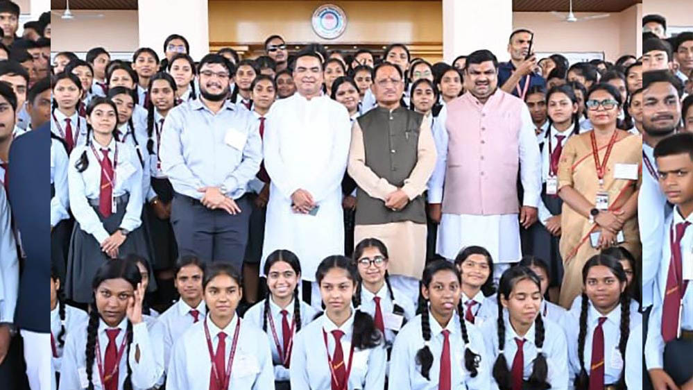 रायपुर विधानसभा में लोकतंत्र से रूबरू हुए छात्र, शकुंतला विद्यालय के विद्यार्थियों ने देखी सदन की कार्यवाही रायपुर विधानसभा में लोकतंत्र से रूबरू हुए छात्र, शकुंतला विद्यालय के विद्यार्थियों ने देखी सदन की कार्यवाही