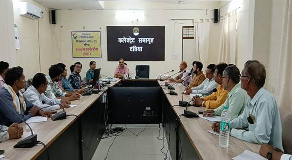 निर्वाचन आयोग के दिशा-निर्देशों के अनुरूप दतिया प्रशासन सक्रिय, व्यवस्थाओं पर विशेष फोकस