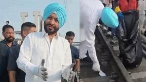 ग्लव्स पहन रेलवे ट्रैक की सफाई में जुटे मंत्री बिट्टू, लुधियाना स्टेशन पर खुद उठाया कचरा ग्लव्स पहन रेलवे ट्रैक की सफाई में जुटे मंत्री बिट्टू, लुधियाना स्टेशन पर खुद उठाया कचरा
