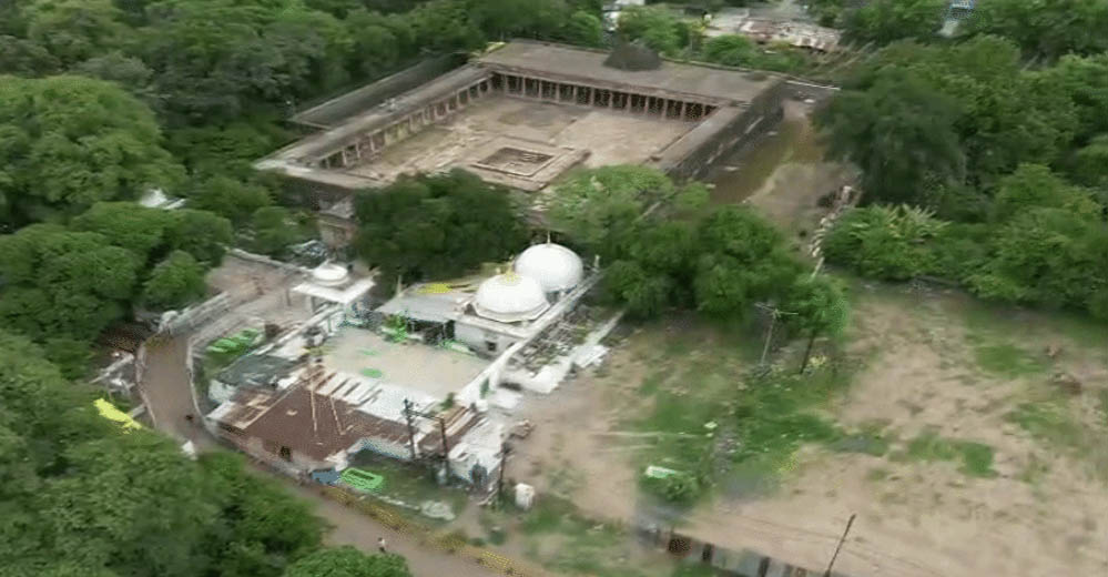 भोजशाला में प्रवेश और नमाज को लेकर नया विवाद, सुप्रीम कोर्ट के आदेश के बाद धार प्रशासन इंतजार में भोजशाला में प्रवेश और नमाज को लेकर नया विवाद, सुप्रीम कोर्ट के आदेश के बाद धार प्रशासन इंतजार में