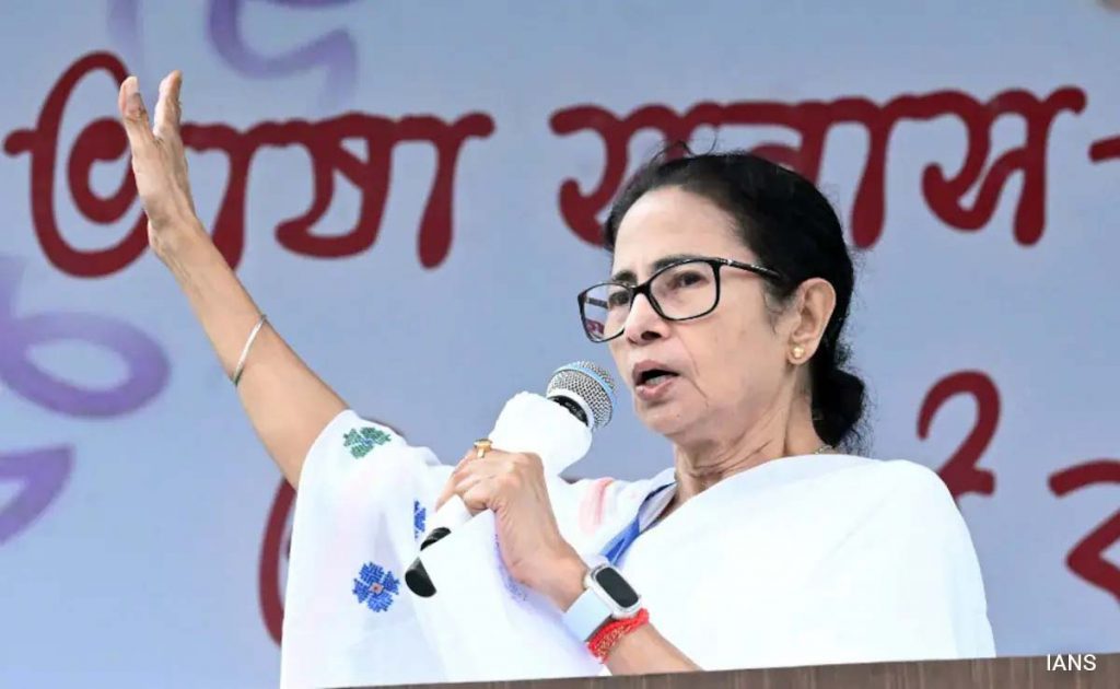 ममता-अभिषेक विवाद के बीच टीएमसी में बढ़ी अंदरूनी कलह ममता-अभिषेक विवाद के बीच टीएमसी में बढ़ी अंदरूनी कलह