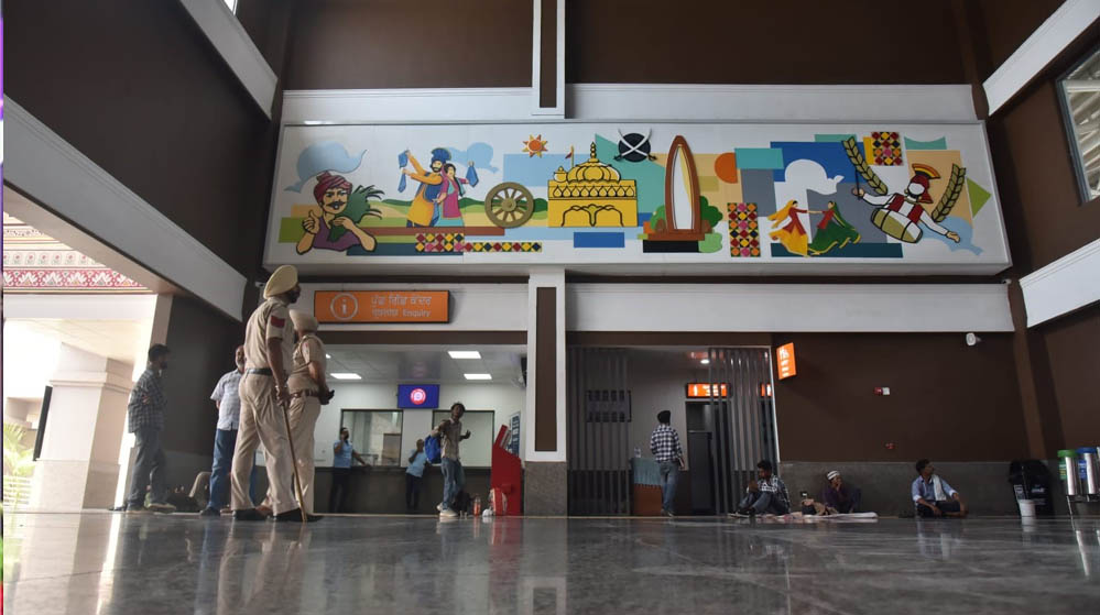जालंधर कैंट रेलवे स्टेशन बना हाईटेक, एस्केलेटर, ब्रेस्टफीडिंग रूम और डिजिटल लॉकर से यात्रियों को बड़ी राहत जालंधर कैंट रेलवे स्टेशन बना हाईटेक, एस्केलेटर, ब्रेस्टफीडिंग रूम और डिजिटल लॉकर से यात्रियों को बड़ी राहत