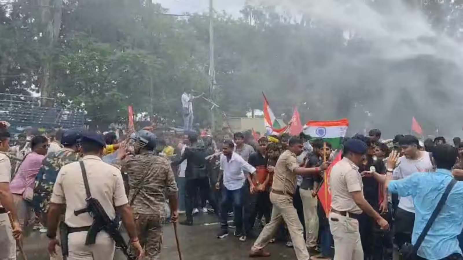 हिंसा और तोड़फोड़ के बाद पुलिस सख्त, उपद्रवियों पर इनाम घोषित किया