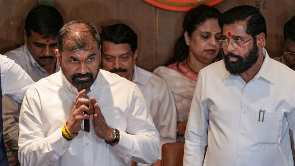 महाराष्ट्र राजनीति में बड़ा उलटफेर, उद्धव गुट छोड़ने वाले नेता को मिला MLC का प्रमोशन महाराष्ट्र राजनीति में बड़ा उलटफेर, उद्धव गुट छोड़ने वाले नेता को मिला MLC का प्रमोशन