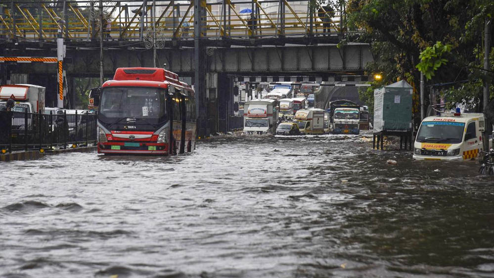 मुंबई में मूसलाधार बारिश का कहर, अंधेरी सबवे बंद, ठाणे सहित कई क्षेत्रों में IMD की चेतावनी मुंबई में मूसलाधार बारिश का कहर, अंधेरी सबवे बंद, ठाणे सहित कई क्षेत्रों में IMD की चेतावनी