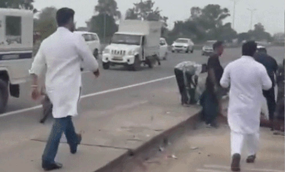 मानवता की मिसाल बने चिराग पासवान, सड़क हादसे में घायल युवती को तुरंत अस्पताल पहुंचाया मानवता की मिसाल बने चिराग पासवान, सड़क हादसे में घायल युवती को तुरंत अस्पताल पहुंचाया
