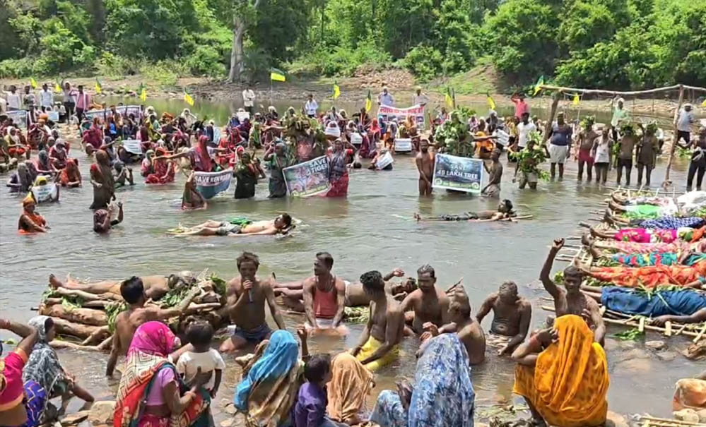 केन-बेतवा लिंक परियोजना पर बढ़ा तनाव, प्रशासन ने चिता आंदोलन हटाया, प्रभावितों का अनशन अब भी जारी केन-बेतवा लिंक परियोजना पर बढ़ा तनाव, प्रशासन ने चिता आंदोलन हटाया, प्रभावितों का अनशन अब भी जारी