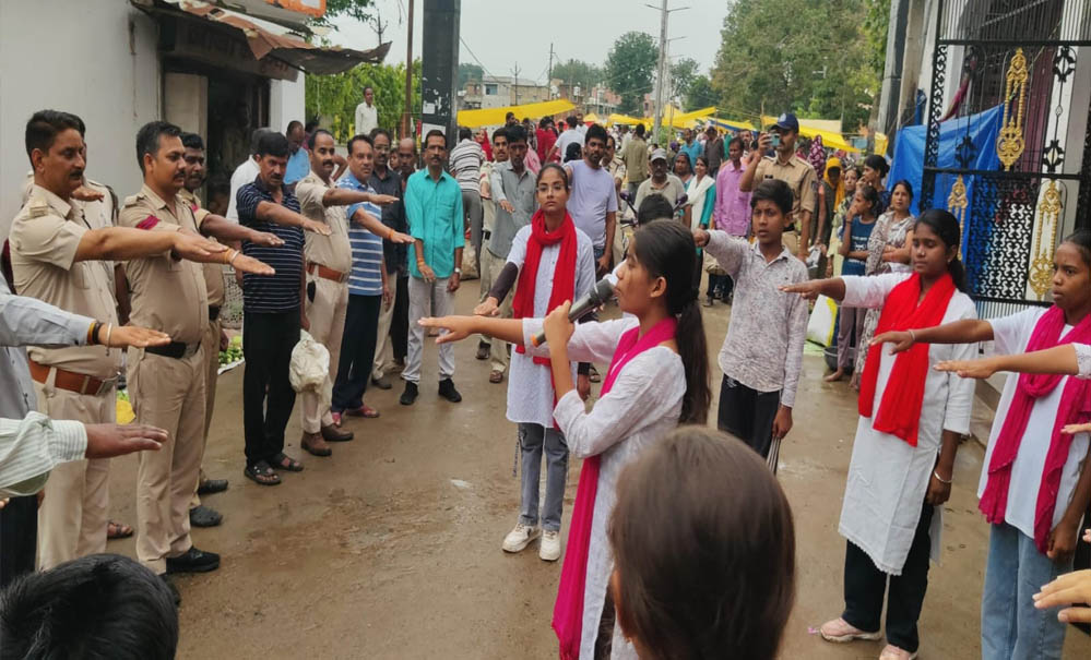 साप्ताहिक बाजार में गूंजा नशा मुक्ति का संदेश, पुलिस ने नुक्कड़ नाटक और रैली से किया जागरूक साप्ताहिक बाजार में गूंजा नशा मुक्ति का संदेश, पुलिस ने नुक्कड़ नाटक और रैली से किया जागरूक