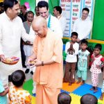 अन्नप्राशन कार्यक्रम में शामिल हुए CM योगी, बच्चों को खिलाया पहला अन्न, स्टॉलों का लिया जायजा अन्नप्राशन कार्यक्रम में शामिल हुए CM योगी, बच्चों को खिलाया पहला अन्न, स्टॉलों का लिया जायजा