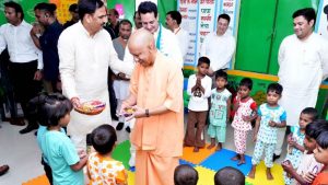 अन्नप्राशन कार्यक्रम में शामिल हुए CM योगी, बच्चों को खिलाया पहला अन्न, स्टॉलों का लिया जायजा अन्नप्राशन कार्यक्रम में शामिल हुए CM योगी, बच्चों को खिलाया पहला अन्न, स्टॉलों का लिया जायजा