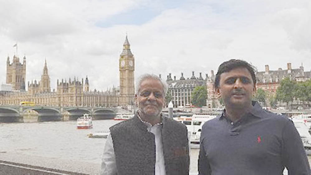 अखिलेश का लंदन दौरा बना चर्चा का विषय, सियासी गलियारों में तेज हुई अटकलें अखिलेश का लंदन दौरा बना चर्चा का विषय, सियासी गलियारों में तेज हुई अटकलें