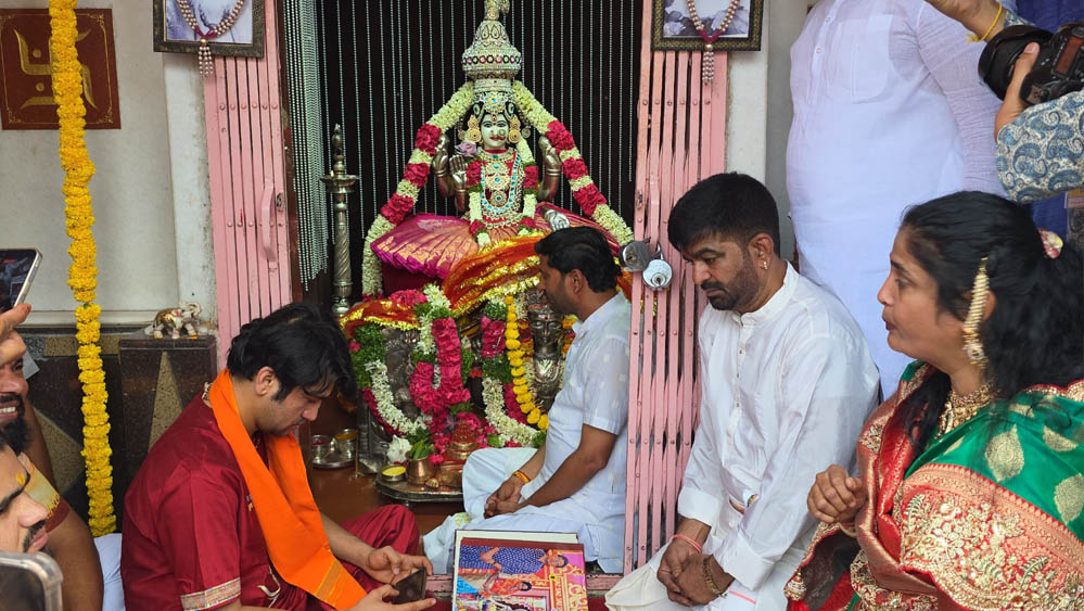 हैदराबाद में धीरेंद्र शास्त्री का बड़ा बयान, भाग्यलक्ष्मी मंदिर को लेकर कही राम मंदिर जैसी बात हैदराबाद में धीरेंद्र शास्त्री का बड़ा बयान, भाग्यलक्ष्मी मंदिर को लेकर कही राम मंदिर जैसी बात