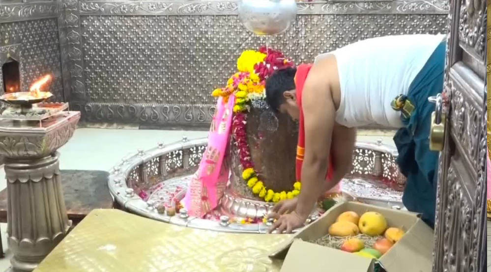 महाकाल के दरबार में अनोखी भेंट! ₹2.5 लाख किलो वाला आम चढ़ाने की 12 साल पुरानी परंपरा कायम