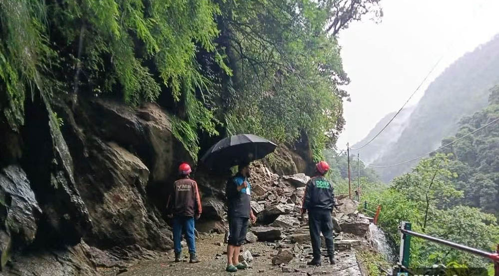 केदारनाथ पैदल मार्ग बंद, गोरीकुंड के पास भूस्खलन से रुकी यात्रा; सभी यात्री सुरक्षित केदारनाथ पैदल मार्ग बंद, गोरीकुंड के पास भूस्खलन से रुकी यात्रा; सभी यात्री सुरक्षित