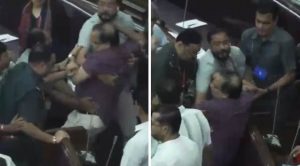 पश्चिम बंगाल विधानसभा में बवाल, हंगामे के बीच TMC विधायक कुणाल घोष को उठाकर ले गए मार्शल पश्चिम बंगाल विधानसभा में बवाल, हंगामे के बीच TMC विधायक कुणाल घोष को उठाकर ले गए मार्शल