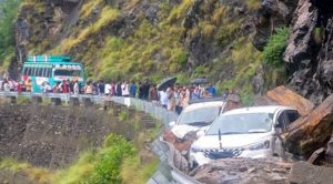 पहाड़ों पर मौसम का डबल अटैक, उत्तराखंड में 142 सड़कें बंद, कांगड़ा में बाढ़ से 18 घर और स्कूल बहे