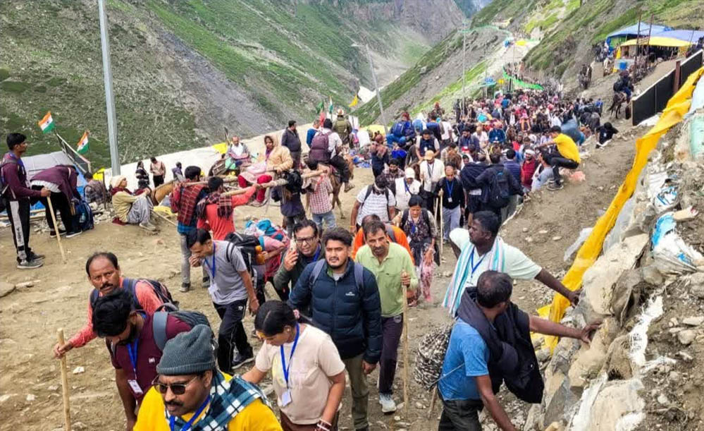 बारिश बनी अमरनाथ यात्रियों की मुश्किल, चौथे दिन भी यात्रा रुकी, श्रद्धालुओं का इंतजार जारी बारिश बनी अमरनाथ यात्रियों की मुश्किल, चौथे दिन भी यात्रा रुकी, श्रद्धालुओं का इंतजार जारी