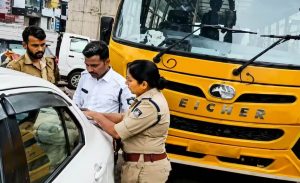 स्कूली बच्चों की सुरक्षा पर बड़ा अभियान, भोपाल में नियम तोड़ने वाली 40 स्कूल बसों के कटे चालान स्कूली बच्चों की सुरक्षा पर बड़ा अभियान, भोपाल में नियम तोड़ने वाली 40 स्कूल बसों के कटे चालान