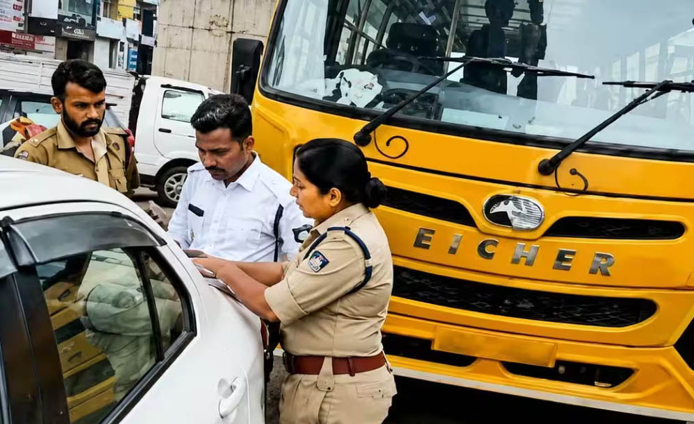 स्कूली बच्चों की सुरक्षा पर बड़ा अभियान, भोपाल में नियम तोड़ने वाली 40 स्कूल बसों के कटे चालान स्कूली बच्चों की सुरक्षा पर बड़ा अभियान, भोपाल में नियम तोड़ने वाली 40 स्कूल बसों के कटे चालान