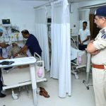 पुलिस कमिश्नर संजीव शुक्ला ने अस्पताल पहुंचकर घायल जवानों का बढ़ाया हौसला पुलिस कमिश्नर संजीव शुक्ला ने अस्पताल पहुंचकर घायल जवानों का बढ़ाया हौसला